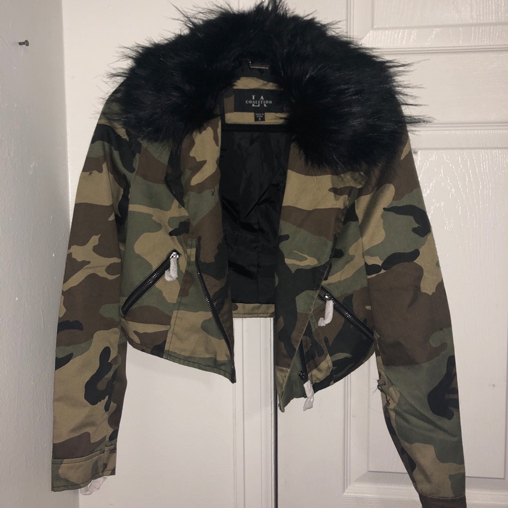 NEW cropped camo jacket w faux fur
